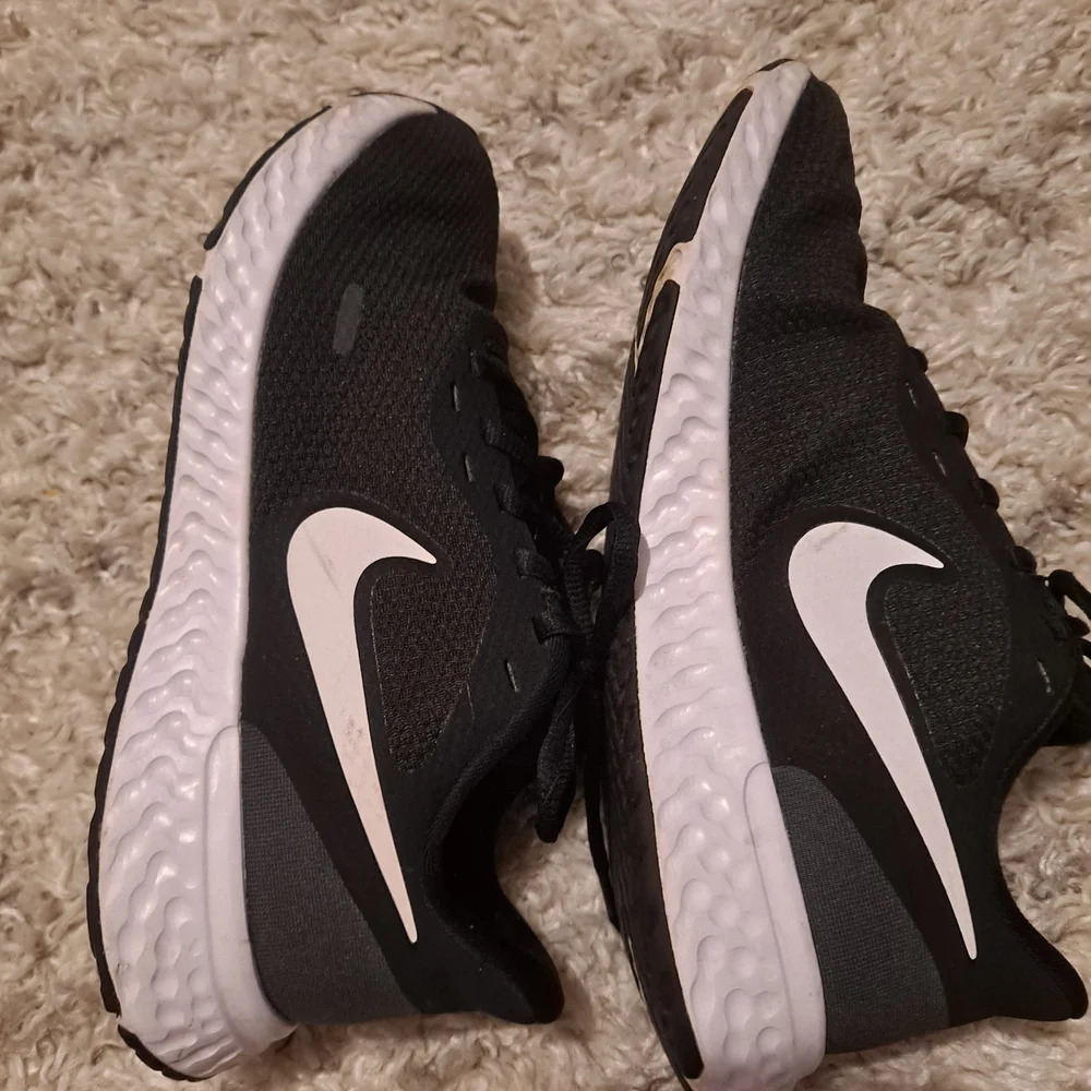 Nike Black and White Jogging Sneakers - Picture 5 of 9